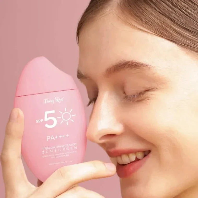 Flacon de crème solaire rose portant la mention SPF 50.