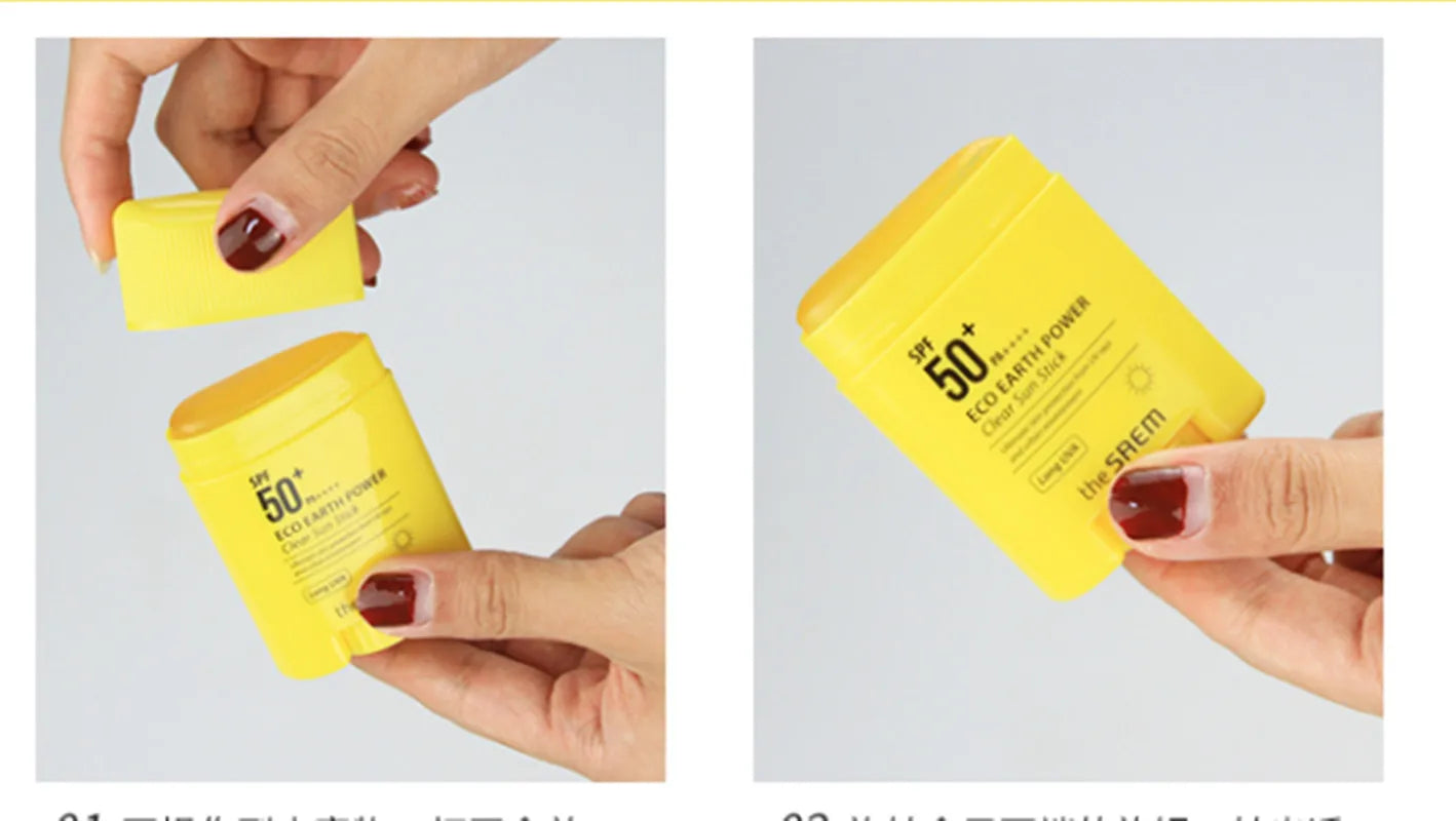 Récipient cylindrique jaune avec le texte ’50’’ tenu par des mains avec du vernis à ongles rouge.