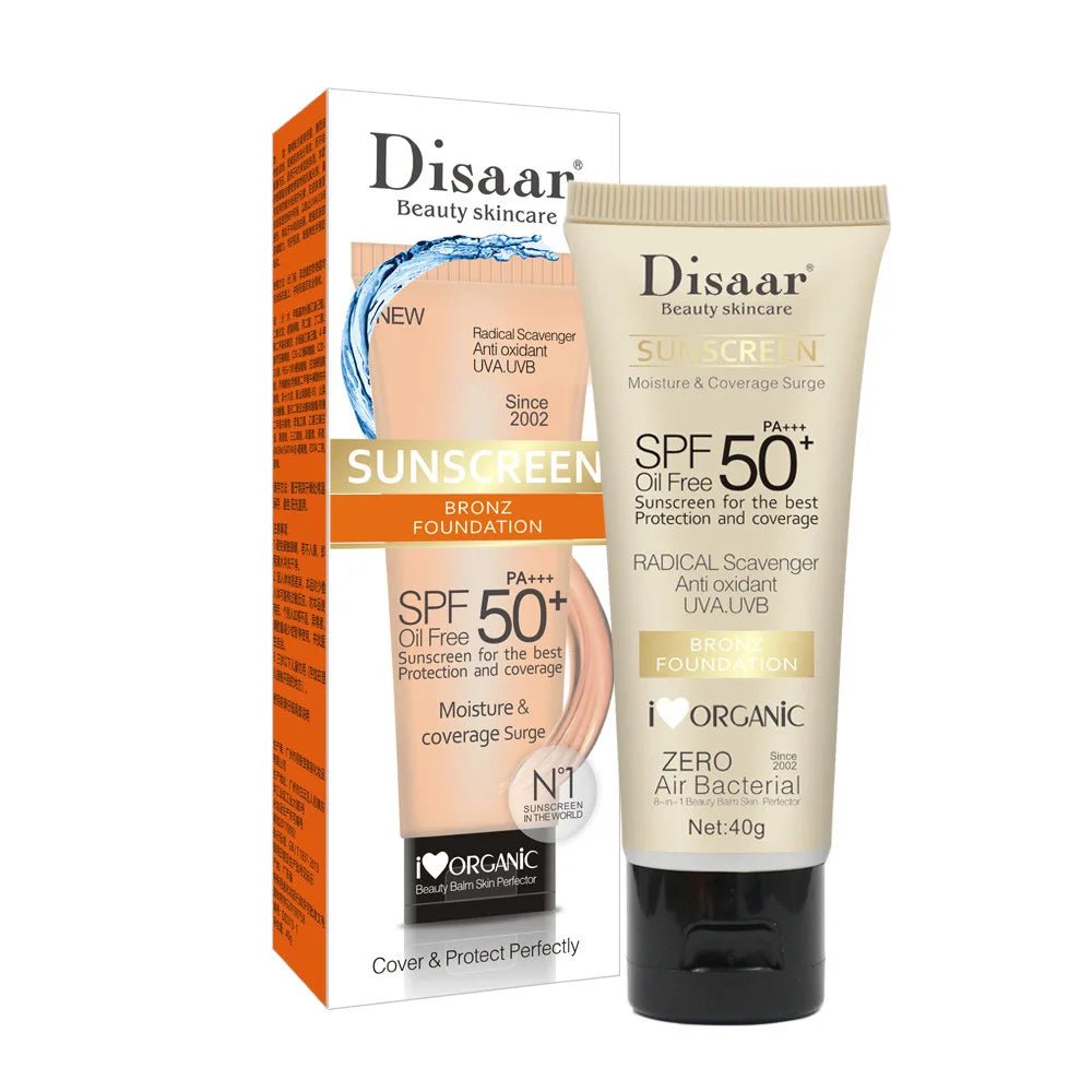 Tube de crème solaire Disaar SPF50+ et son emballage orange et blanc.