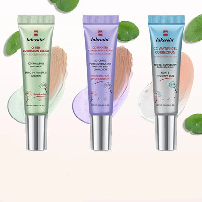 Trois tubes de crème CC correctrice de couleur en vert, violet et bleu avec des échantillons de produits.