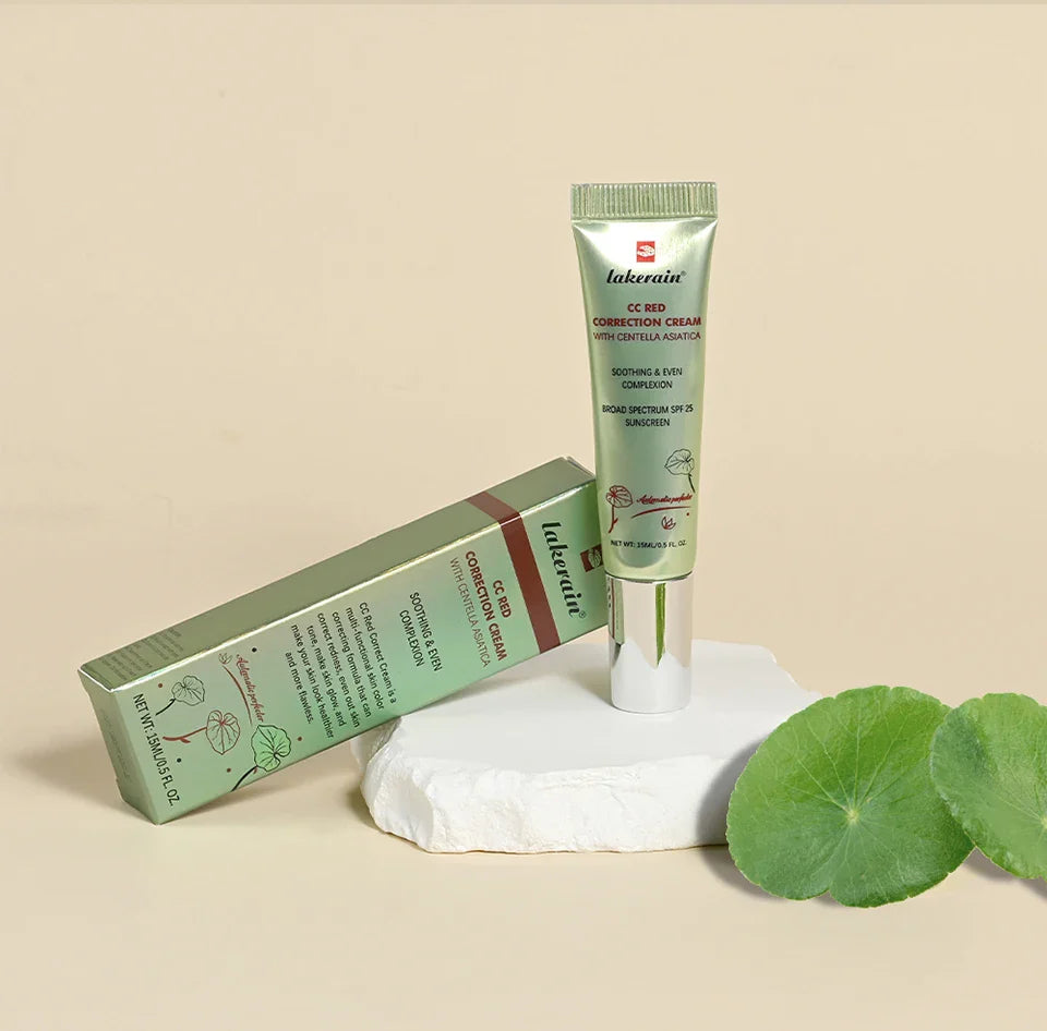 Tube de soin vert avec boîte de produit assortie et feuilles de centella décoratives.