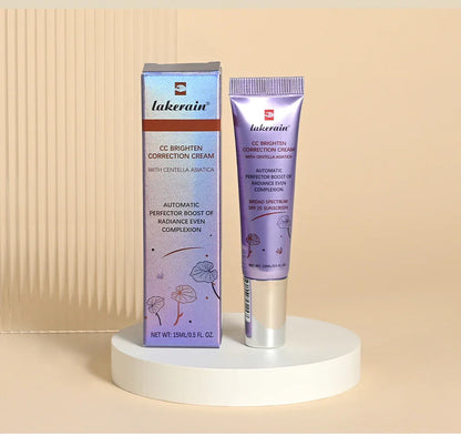 Crème correctrice bronzante CC de Luberain, emballée en violet, avec sa boîte présentée sur un présentoir.