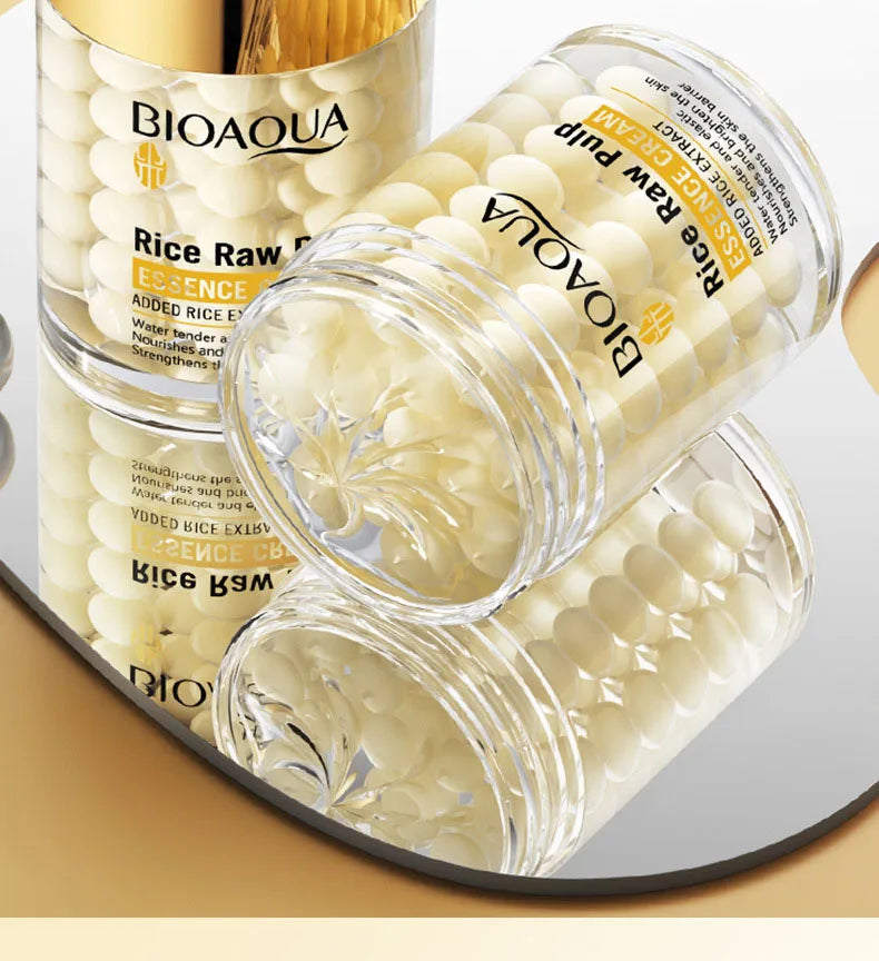 Pot en verre de BIOAQUA, produit de beauté brut à base de riz, avec des capsules en forme de perles à l’intérieur.