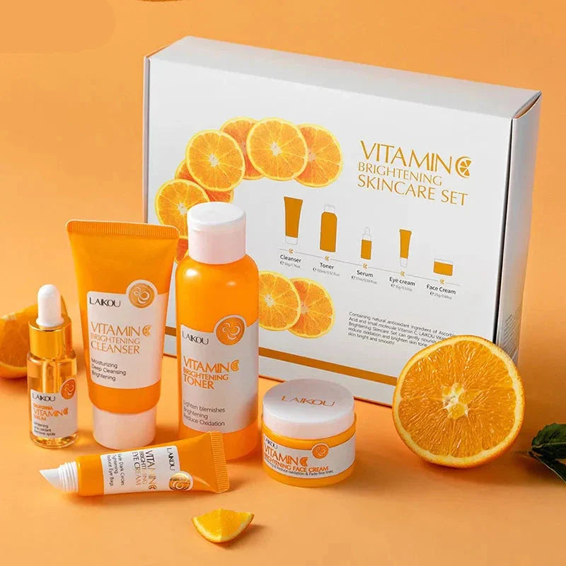 Coffret de soins à la vitamine C avec emballage orange et tranches d’orange fraîche.