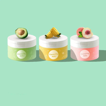 Trois pots de crème cosmétique décorés de motifs d’avocats, de bananes et de pêches.