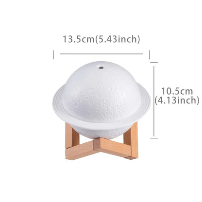 Lampe sphérique blanche avec des motifs en relief reposant sur une base en croix en bois.