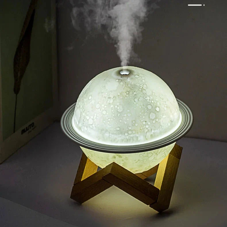 Humidificateur en forme de lune lumineuse sur un support en bois émettant de la vapeur.