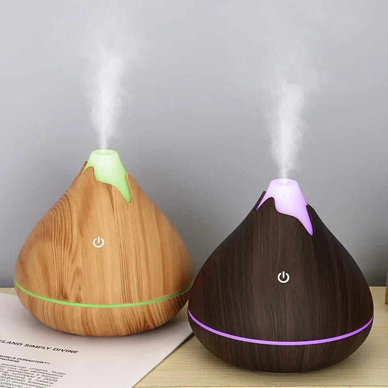 Deux diffuseurs d’huiles essentielles en forme de cône avec des finitions en grain de bois émettant de la vapeur.