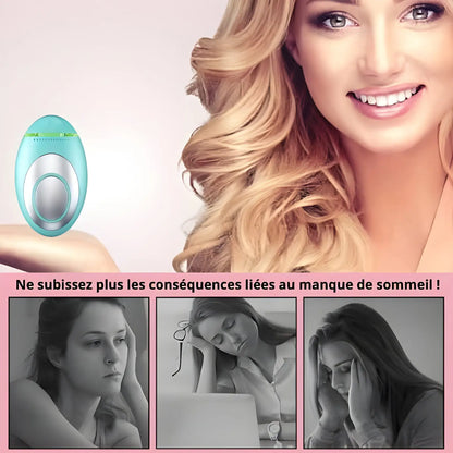 Femme souriante aux longs cheveux blonds ondulés.