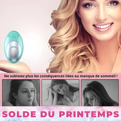 Femme souriante aux longs cheveux blonds ondulés et aux yeux bleus brillants.