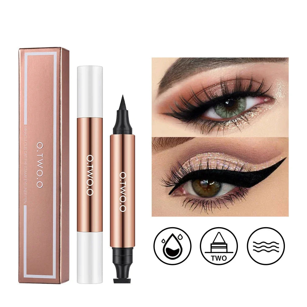 Stylo eyeliner à double extrémité avec un boîtier métallique or rose.