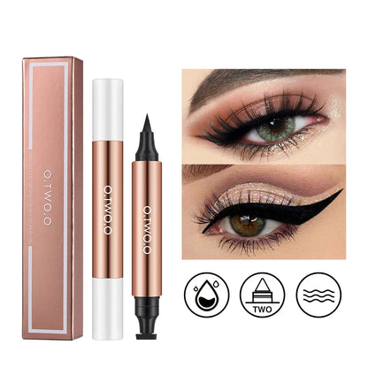 Stylo eyeliner à double extrémité avec un boîtier métallique or rose.