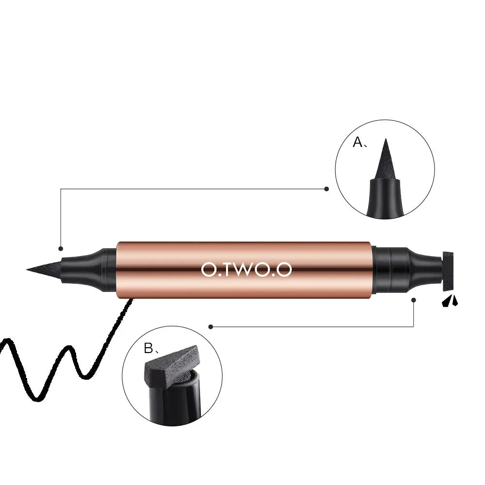 Stylo eyeliner à double extrémité avec boîtier métallique or rose.