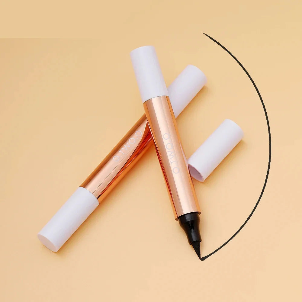 Stylo eyeliner liquide or rose avec capuchon blanc.