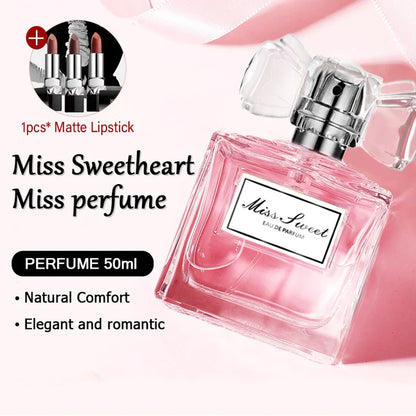 Flacon de parfum rose avec un bouchon argenté et la marque ’Miss Sweetheart’.