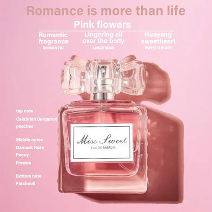 Un flacon de parfum rose étiqueté ’Miss Sweet’ avec un bouchon en verre carré.