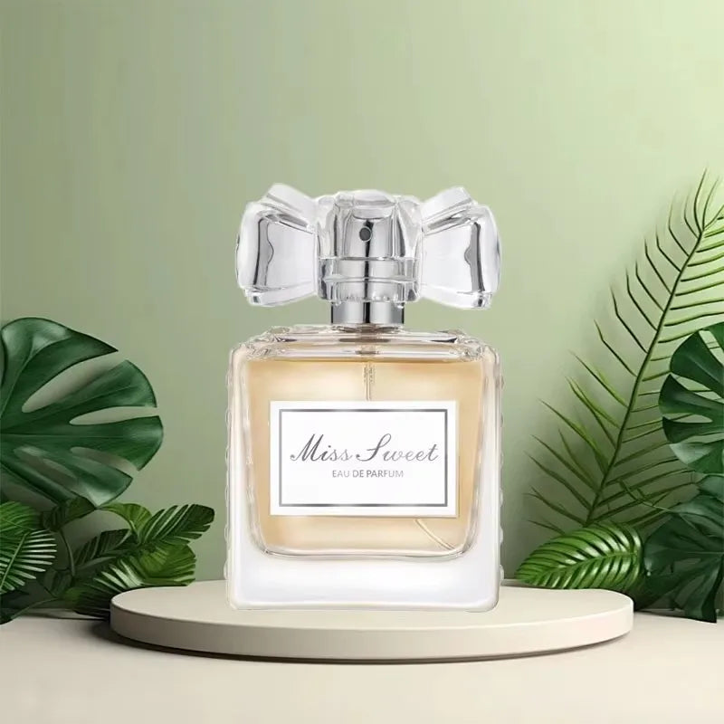 Un flacon de parfum en verre avec un bouchon en cristal et une étiquette ’Miss Sweet’.