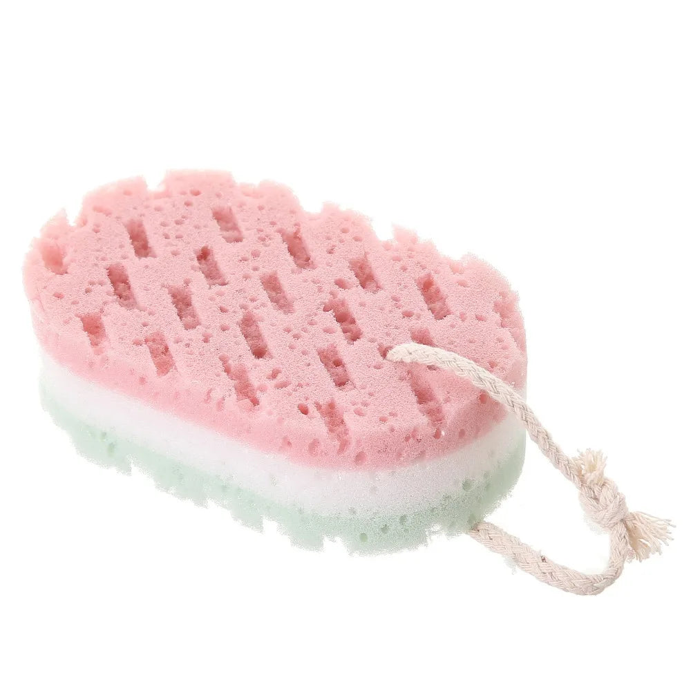 Éponge de bain texturée rose et blanche avec un manche en corde.