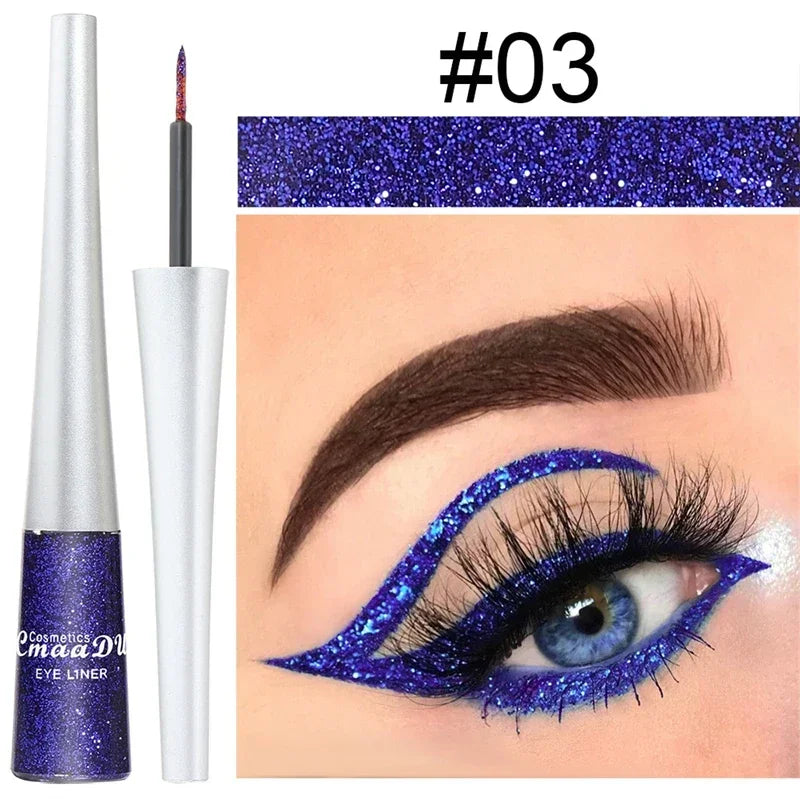 L’eyeliner liquide bleu scintillant permet de créer un regard ailé spectaculaire.