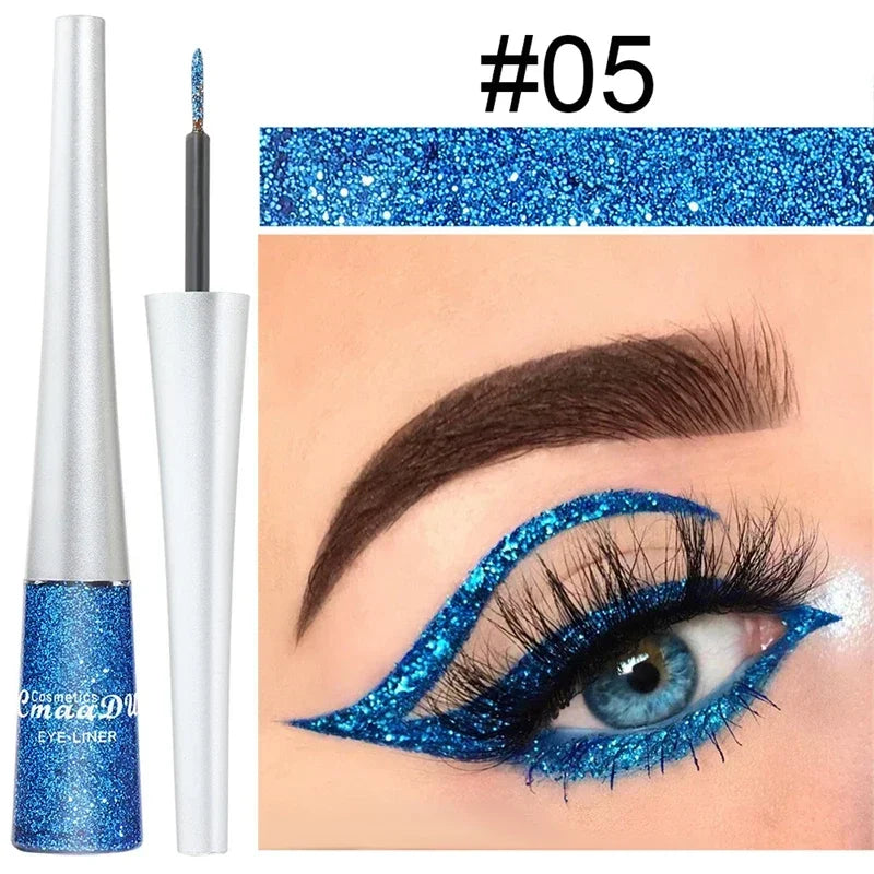 Eyeliner liquide bleu scintillant avec une démonstration d’application dramatique en forme d’aile.