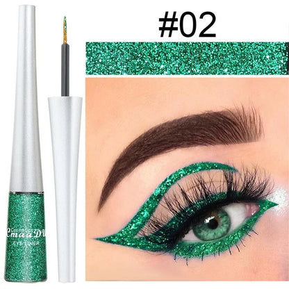 Eyeliner liquide vert émeraude scintillant avec une application dramatique en forme d’aile.