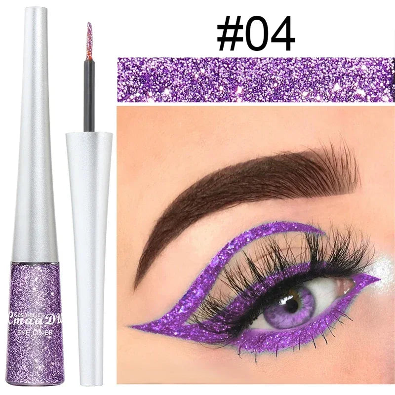 Eyeliner liquide violet scintillant avec une démonstration d’application dramatique en forme d’aile.