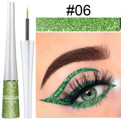 L’eyeliner pailleté vert crée un look dramatique avec des ailes de paupières.