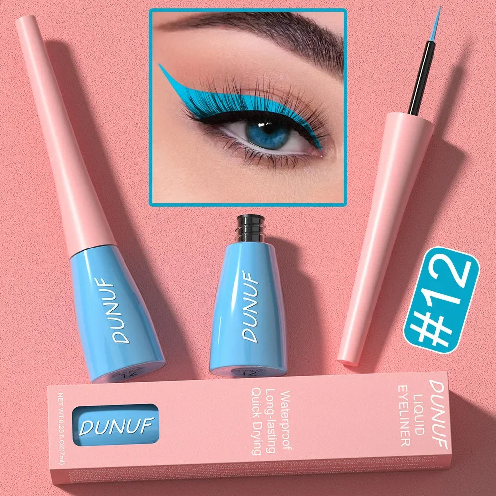 Eyeliner liquide bleu vif avec un emballage rose.