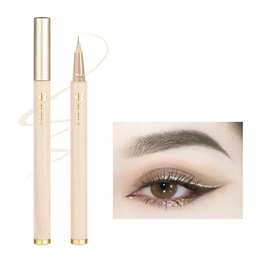 Stylo eyeliner liquide beige avec des accents dorés et une pointe de précision.