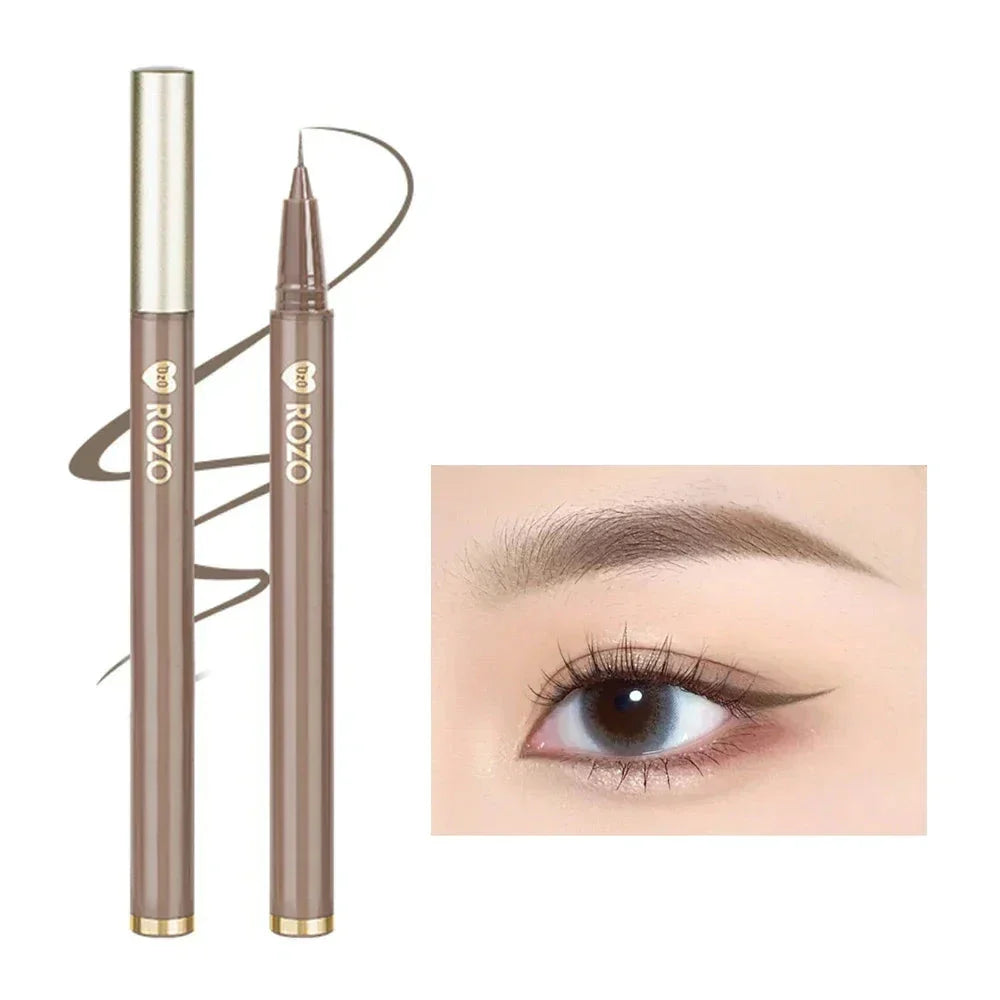 Stylo eyeliner liquide marron avec accents métalliques.