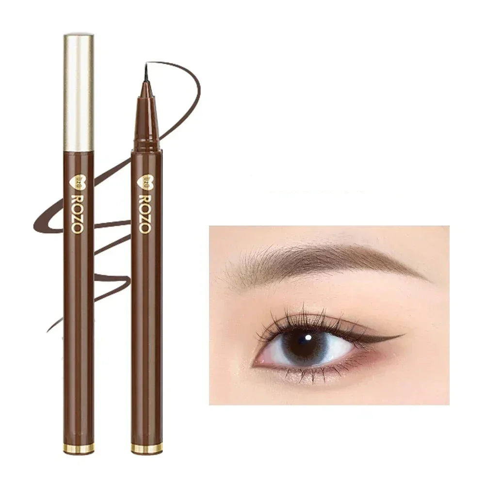 Stylo eyeliner liquide marron avec un accent métallique doré.