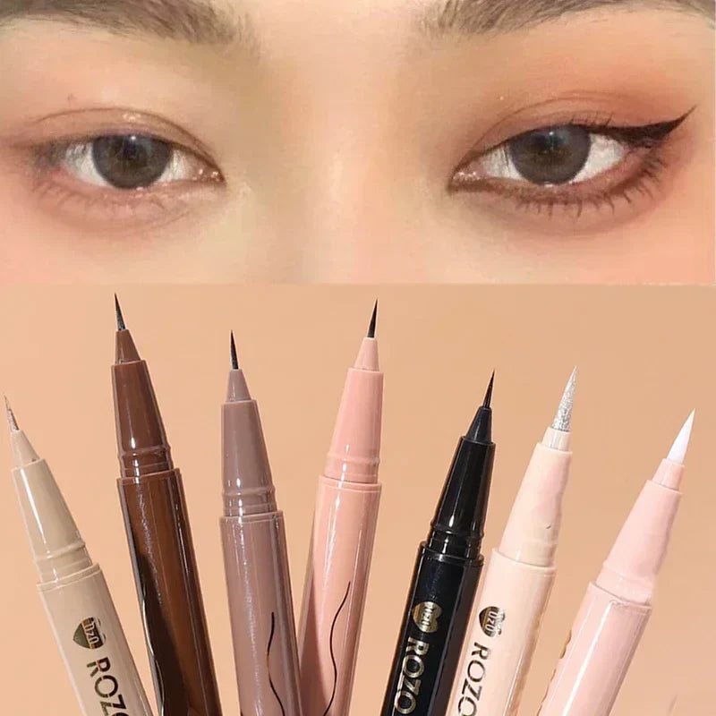 Collection de stylos eyeliner liquides dans différentes teintes neutres.