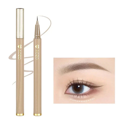 Stylo eyeliner liquide doré avec une pointe fine de précision.