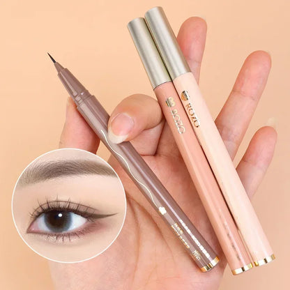 Stylo eyeliner liquide brun avec une pointe fine pour une application précise.