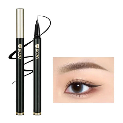 Stylo eyeliner liquide noir avec un capuchon métallique.