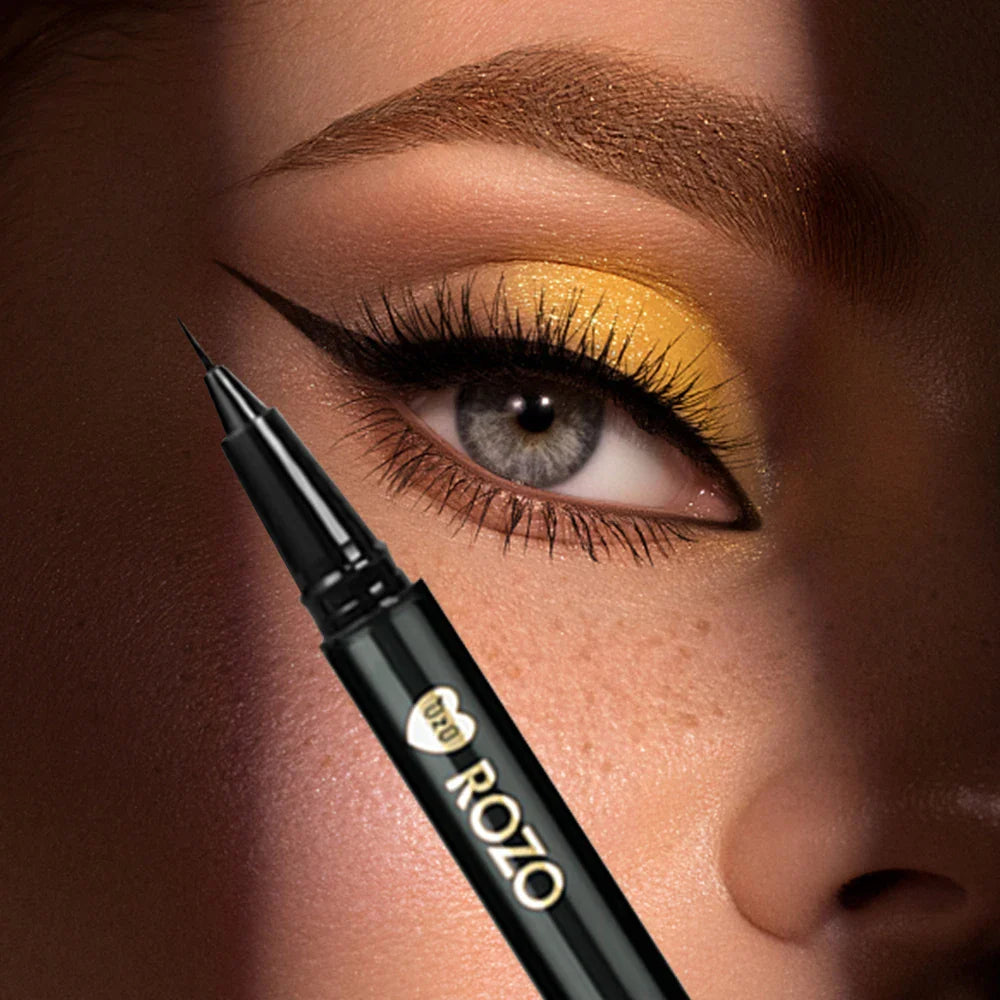 Stylo eyeliner liquide noir avec marquage ’ROYO’.