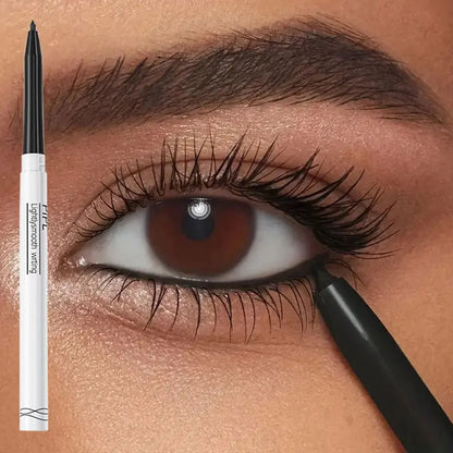 Yeux bruns avec application de mascara et d’eye-liner.