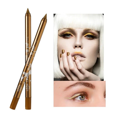 Deux crayons métalliques dorés pour l’eyeliner, disposés parallèlement l’un à l’autre.