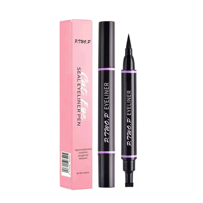 Stylo eyeliner liquide noir dans un emballage rose.