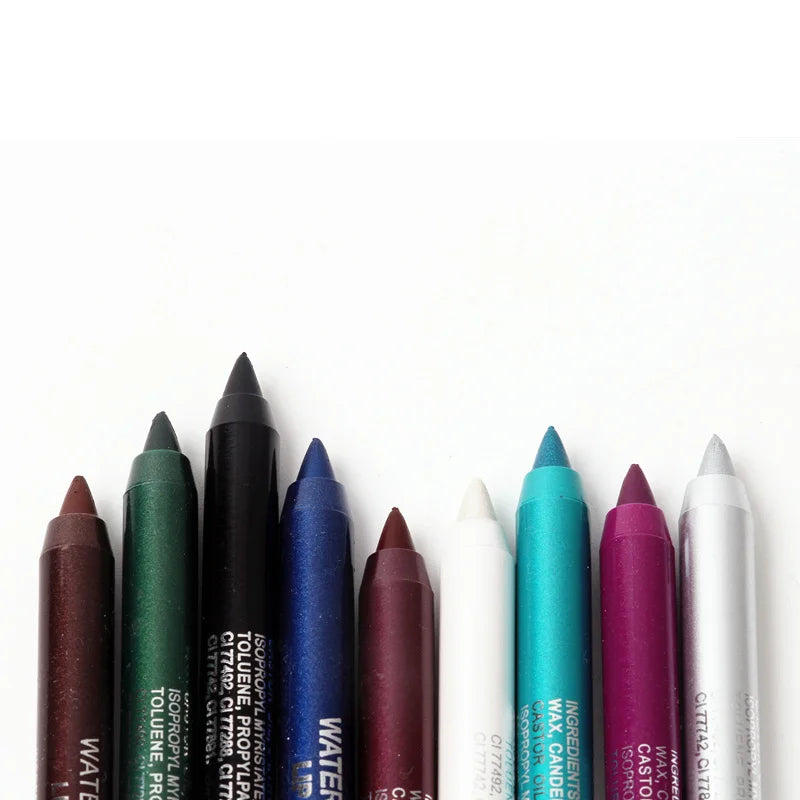 Crayons eyeliner colorés disposés en rangée.