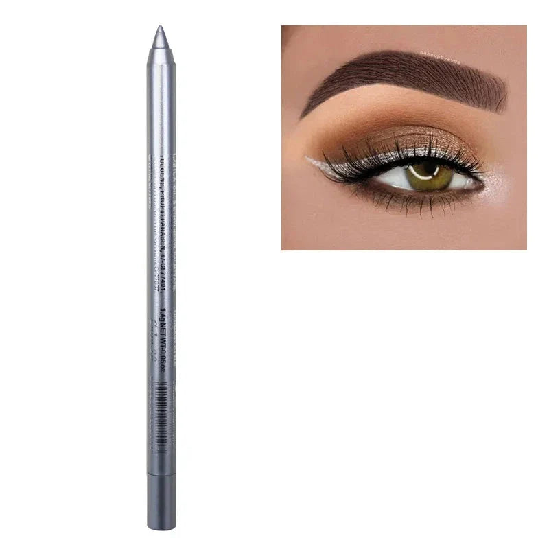 Crayon eyeliner argent métallisé à bout pointu.