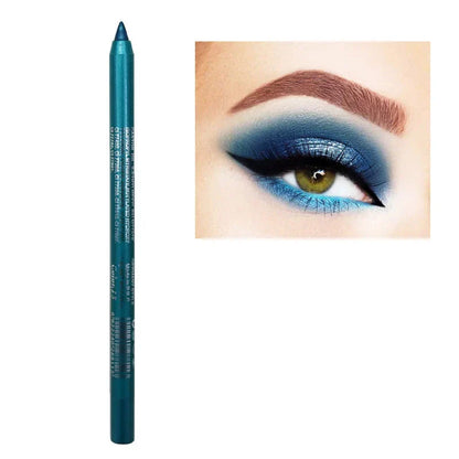 Crayon métallique pour les yeux de couleur sarcelle à côté d’un maquillage avec des ombres à paupières bleues.