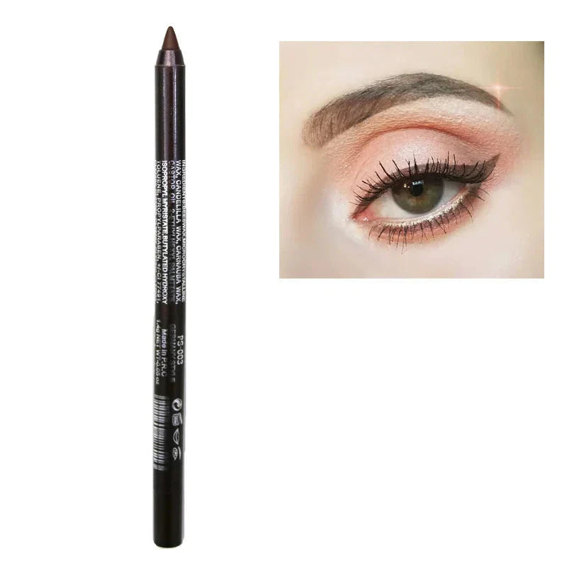 Crayon eyeliner noir à pointe taillée.