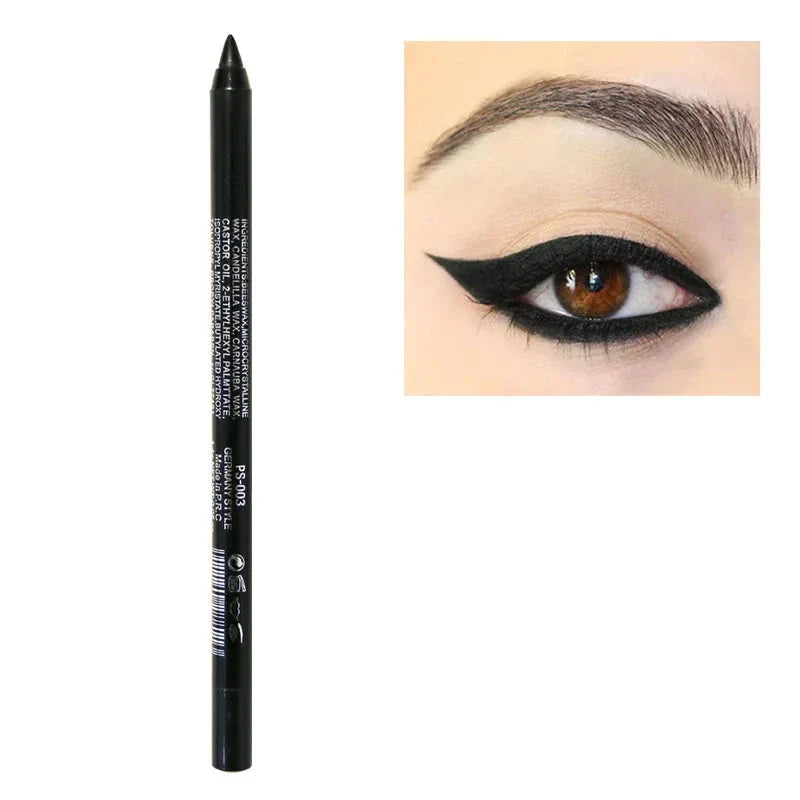 Crayon eyeliner noir pour créer un maquillage dramatique des yeux en forme d’ailes.