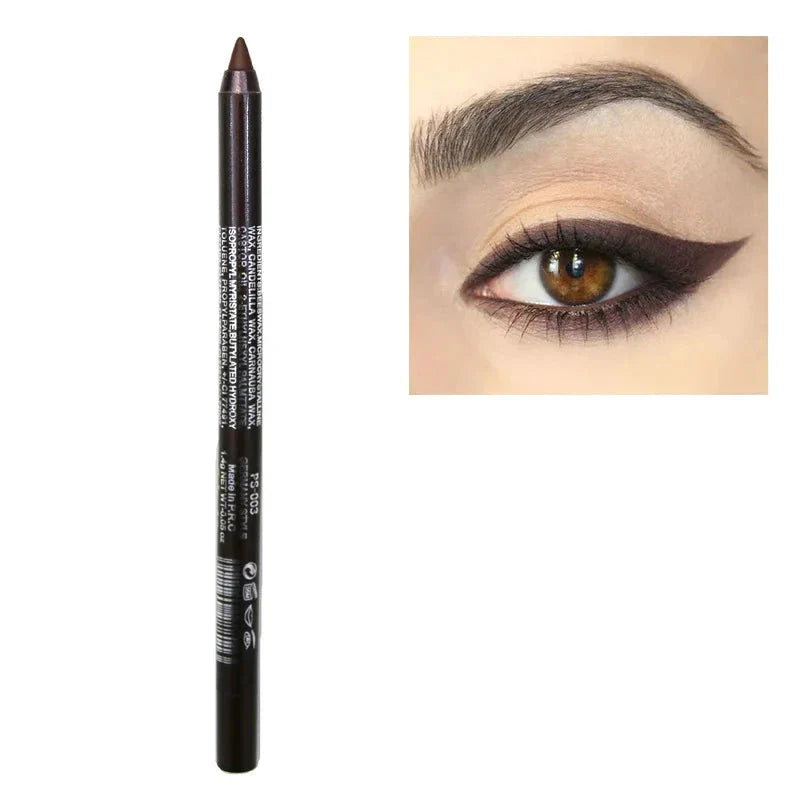 Crayon d’eye-liner noir à pointe acérée.