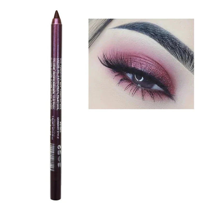 Crayon eyeliner violet aux reflets métalliques.