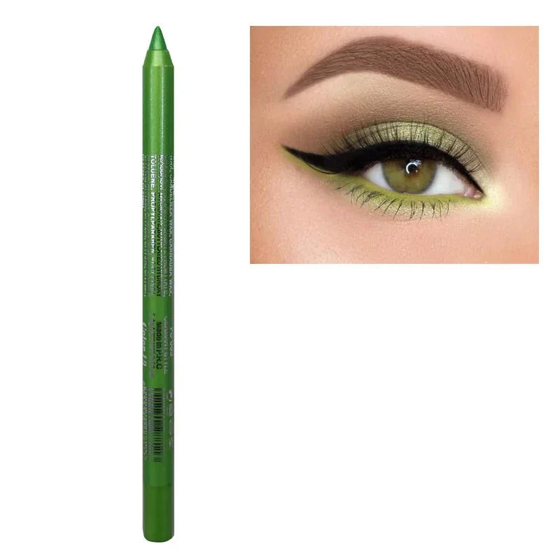 Crayon eyeliner vert au fini métallique.