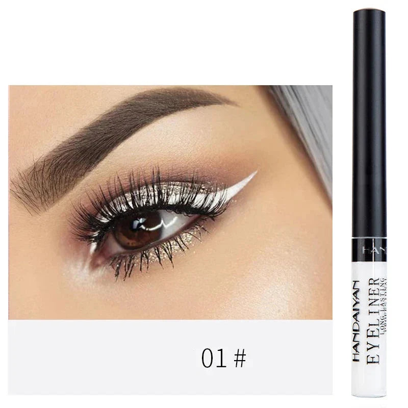 L’eyeliner liquide blanc avec un capuchon noir accompagne un maquillage des yeux avec un dessin d’eyeliner blanc en forme d’aile.