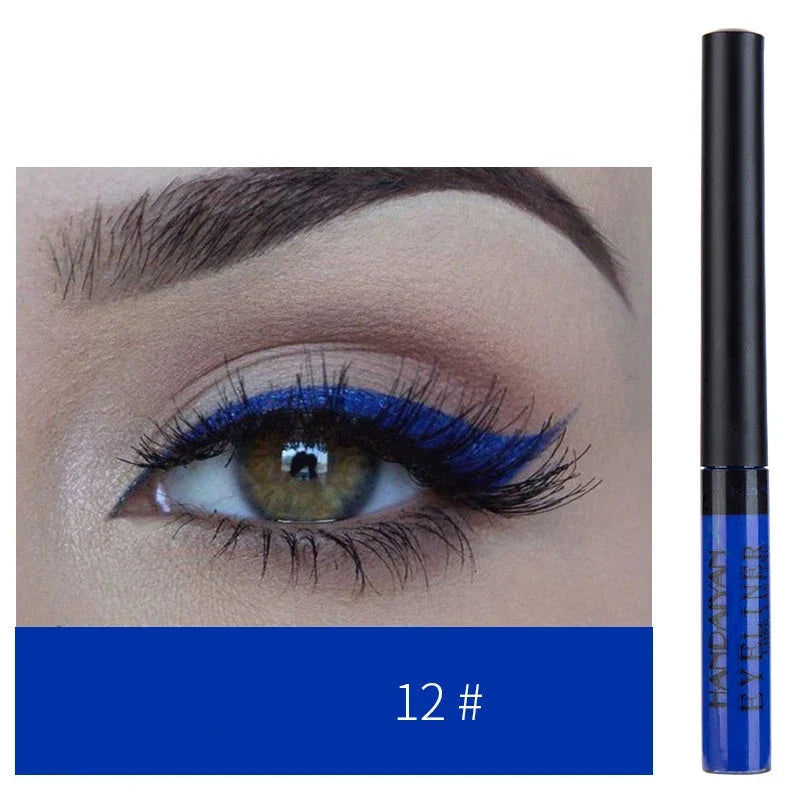 L’eyeliner liquide bleu avec une démonstration de maquillage des yeux assortie.