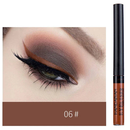 Tube d’eyeliner liquide marron avec un maquillage des yeux correspondant montrant une ombre à paupières marron fumée et un eyeliner ailé.